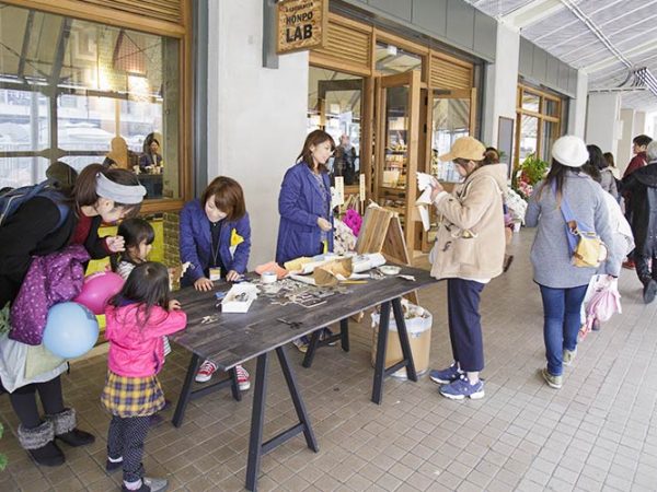 URが手掛けてきたまちづくりの歴史が見られる「メディアウォール」。パネルにタッチすると詳しい情報が飛び出す