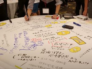 ▲全国から集まった人たちがそれぞれの取り組みや課題などについて語り合いながら、模造紙いっぱいにメモを書いていった