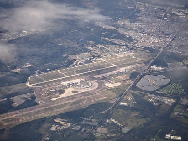 ラピダスの新工場は、新千歳空港近くの工業団地「千歳美々ワールド」（写真手前）に建設される