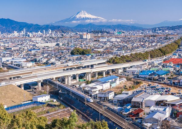 「移住・二地域居住等促進専門委員会 中間とりまとめ 配布資料」では、岐阜県飛騨市の「空き家活用における官民連携」や栃木県小山市の「子育て世代の移住促進に向けた住宅取得や交通費支援」、長野県塩尻市のシビック・イノベーション拠点「スナバ（コワーキングスペースの整備・運営による新規事業創出支援）」など、さまざまな自治体の取り組みが紹介されている。こうした事例の共有も取り組みを進める上で有効だろう
