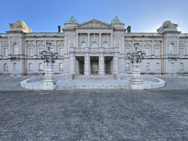 正面玄関（写真：宮沢洋）