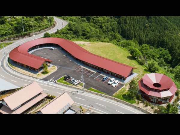 上勝町ゼロ・ウェイストセンター。上空から見ると「？」型をしている。画像提供：上勝町