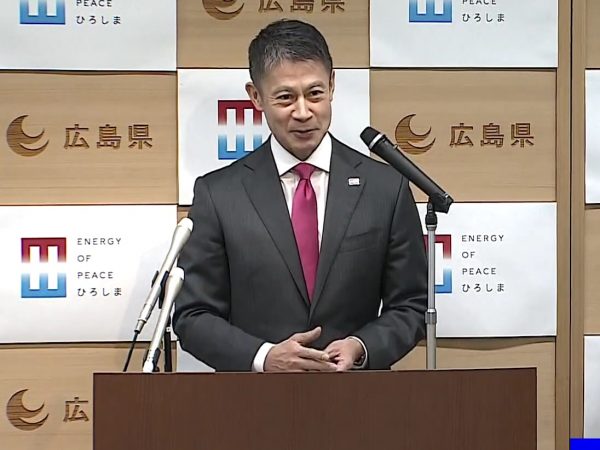 湯崎英彦(ゆざき・ひでひこ) ／1965年広島市生まれ。東京大学法学部卒業(1990年3月)通商産業省入省(1990年4月)通産省退官後、株式会社アッカ・ネットワークス設立、同社代表取締役副社長(2000年)広島県知事に就任(2009年11月)。写真は定例記者会見で「人口流出報道」について見解を語る湯崎知事