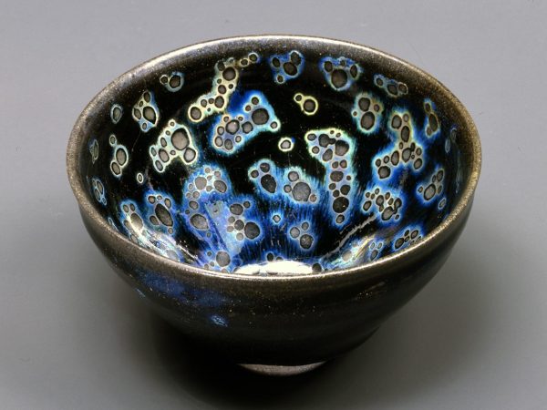 静嘉堂文庫美術館を代表する収蔵品の1つ、国宝「曜変天目（稲葉天目）」