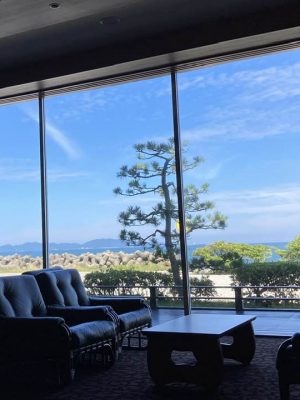 皆生温泉のホテルのとあるロビーにて。ビーチと温泉が一体化しているのが皆生の魅力