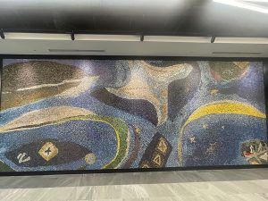 新生中日ビルに移設されたモザイク画。今後は、3月29日に開業する「中日ホール＆カンファレンス」で人々を出迎える