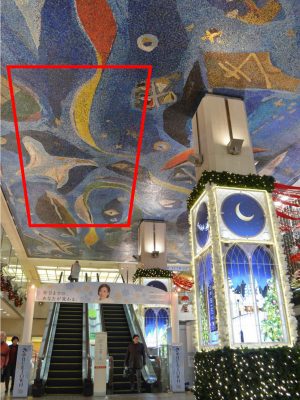 旧ビル1階ロビーにあった天井モザイク画「夜空の饗宴」。大理石やベネチアン･グラス200万個を使った壮大な作品の下で、多くの人々が待ち合わせをしていた（※赤枠部分を新ビルに移設）