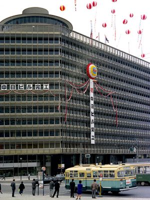 初代中日ビルは、中部地方最大のビルとして1966年4月26日に開業。耐震基準の厳格化に伴い、2006年には耐震工事を施されたが、補強を超えた建て替えの必要性が高まり、2019年3月末で地域のシンボルとしての役割を一旦終えた