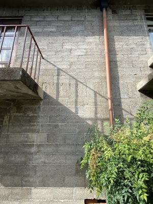 鎮ブロックの壁。とても築100年には見えない（写真：宮沢洋）