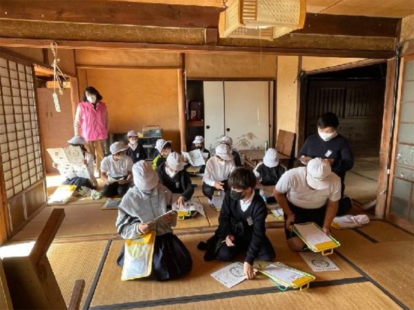 空き家朝活の様子（提供：倭文西まちづくり協議会）