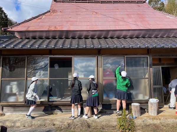 空き家朝活の様子（提供：倭文西まちづくり協議会）