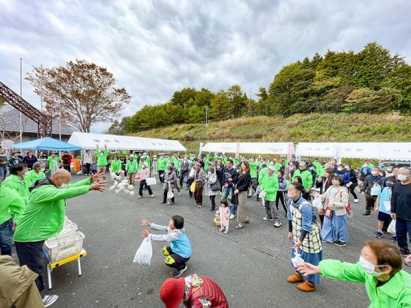 座談会形式で行われている意見共有会（提供：倭文西まちづくり協議会）