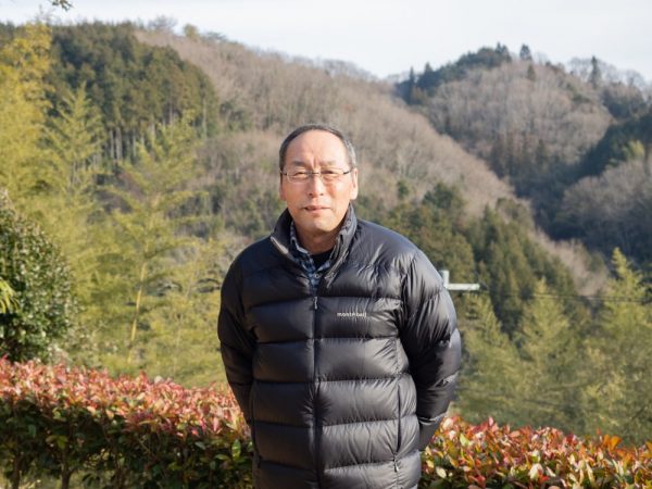 倭文西まちづくり協議会の森岡 洋省（もりおか ひろみ）会長（2024年現在）。生まれも育ちも倭文西地区で、進学・就職で一時岡山県を離れていたが、ふたたび倭文西へ帰郷し暮らしている