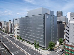 YKK APでは内窓の増産は前年度比220％、売り上げは270％（共に2023年度推定）と大きく伸びているが、その裏側には大きな苦労もあった（YKK AP本社）