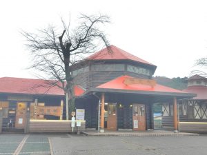 八高線「明覚駅」の駅舎はログハウス風の建物で、木材の町を象徴するようだ