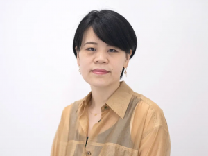 <b>龔 軼群（キョウ イグン）</b>2010年新卒で株式会社LIFULLに入社。賃貸事業部で新規サービスの開発を担う。2018年に新規事業提案制度「SWITCH」で優秀賞を獲得し、2019年11月、社会的弱者に対して包括的に住まい支援を行う「FRIENDLY DOOR」をサービスローンチし、事業責任者を務める。LIFULLの社会貢献活動委員。社外活動では、世界の貧困削減に取り組む認定NPO法人Living in Peaceの代表理事を務める。