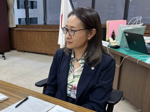 平川理恵(ひらかわ・りえ) ／京都市生まれ。同志社大学文学部国文学科卒業(1991年3月)リクルート入社(1991年-1999年)留学斡旋会社起業(1999年-2009年)全国で女性初の公立中学校民間人校長として横浜市立中学校に着任(2010年-2018年)広島県教育長(2018年-2024年)