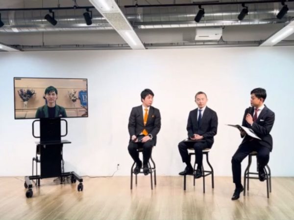 左から、安芸高田市 市長 石丸伸二氏（モニター）、株式会社LIFULL 代表取締役社長執行役員 LIFULL HOME'S事業本部長 伊東祐司氏、株式会社カチタス 代表取締役 新井健資氏、株式会社クラッソーネ 代表取締役CEO 川口哲平氏