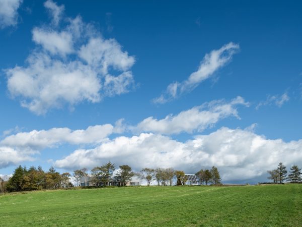 根釧台地の高台で、木々に埋もれるように建つ「FARM VILLA taku」