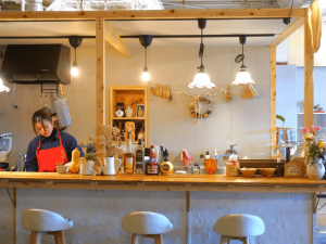 1階の店舗「ie珈琲」。隣には定食屋兼居酒屋「月につぶら」がある