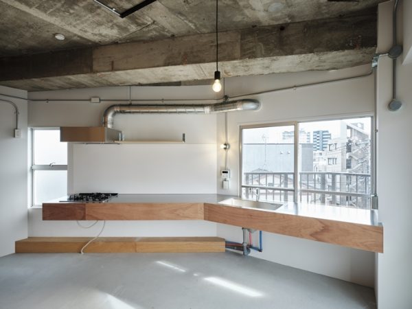 402は窓際にキッチンがあり、その横に寝室が配されている。木の壁部分はＤＩＹ可（写真：Akira Nakamura）