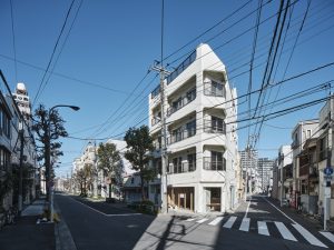 通りに面して角地にあり、視認性が高い。それも再生するにあたってはプラスになると考えたそうだ（写真：Akira Nakamura）