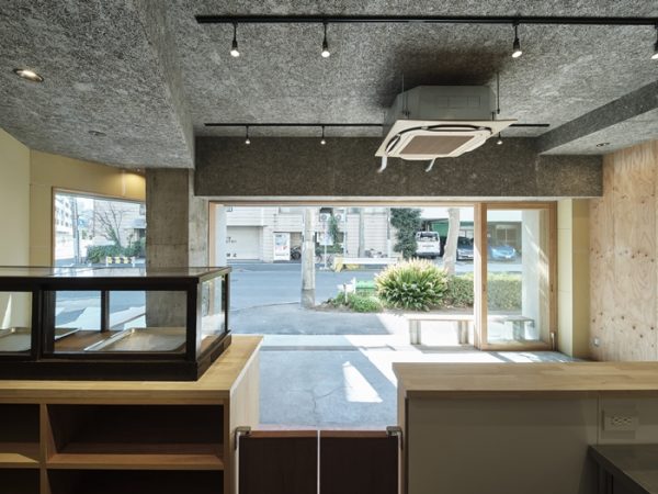 中央が高須さん、左はパートナーの和田さん。右が藤沢さん。201の大きなキッチンの前で撮影