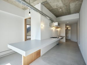 長いキッチンの301。作った料理を手前部分に置いて撮影するという使い方も（写真：Akira Nakamura）