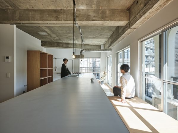 リビングの中心にどん！とキッチン。奥側は小上がりになっている（写真：Akira Nakamura）