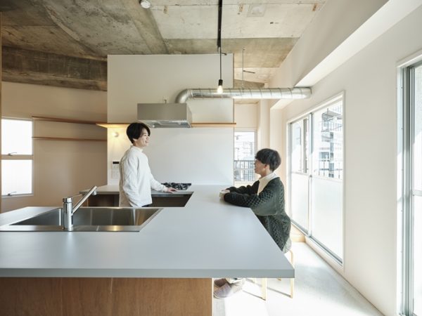 コの字型のカウンターのある302。キッチンの右手に見えているのが寝室、奥はパントリー。冷蔵庫などもここに置く想定（写真：Akira Nakamura）