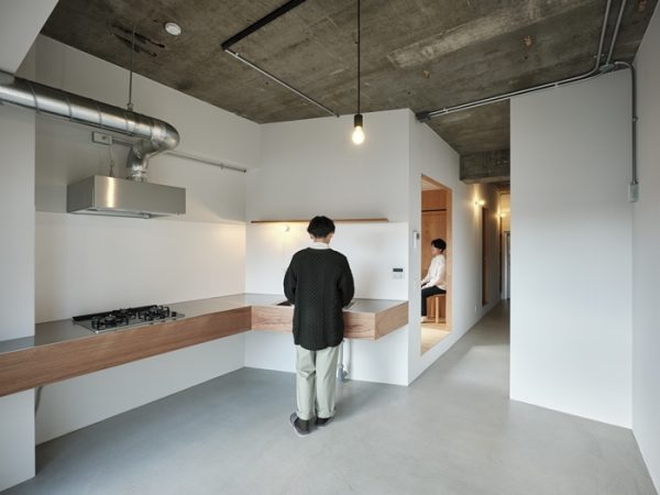 402は窓際にキッチンがあり、その横に寝室が配されている。木の壁部分はＤＩＹ可（写真：Akira Nakamura）