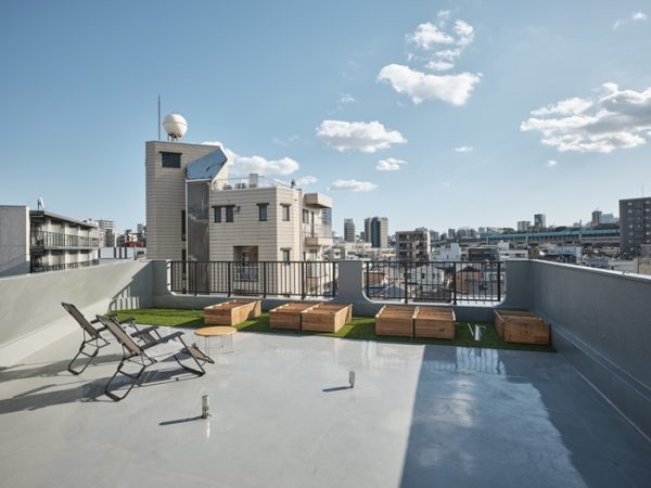 1階店舗。通りに面してところは引き戸になっているのでフルオープンにすると非常に開放的（写真：Akira Nakamura）