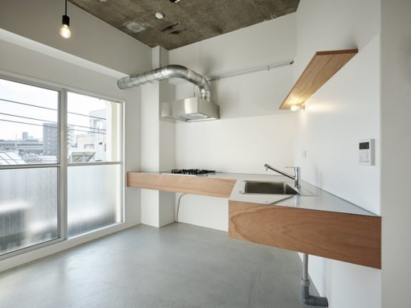 402は窓際にキッチンがあり、その横に寝室が配されている。木の壁部分はＤＩＹ可（写真：Akira Nakamura）