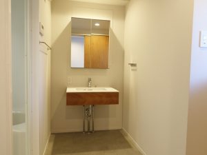 水回りはどの部屋も広めに作られている。401はトイレの窓からも新幹線が見える