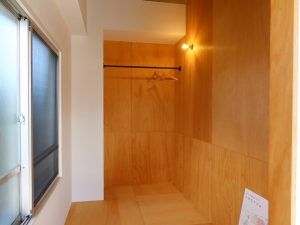 最後に居室や水回りについて。寝室はどの間取りも比較的コンパクトにまとめられている。収納は見せるタイプ