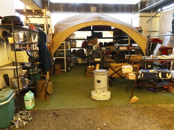 キャンプに行くためにはそれが１回だけでもさまざまグッズを揃える必要がある。campassでは大半のものがレンタルで賄える