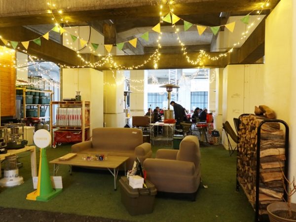 左側がスタッフのいるオフィス。すぐ右に受付エリアがあり、その奥がバーベキューエリア