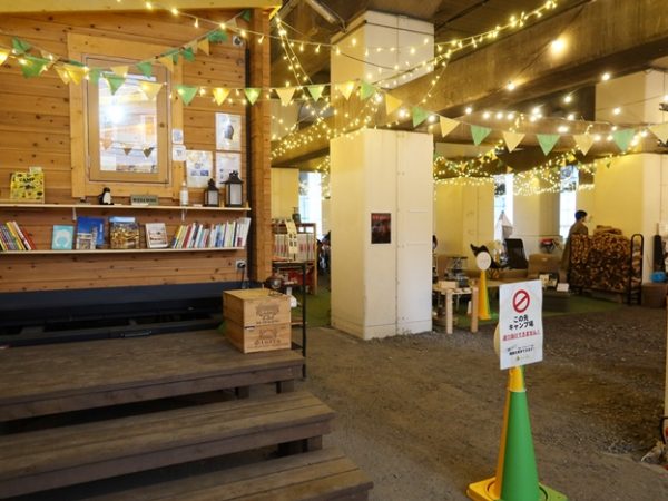 左側がスタッフのいるオフィス。すぐ右に受付エリアがあり、その奥がバーベキューエリア