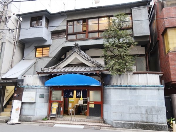 左側がスタッフのいるオフィス。すぐ右に受付エリアがあり、その奥がバーベキューエリア