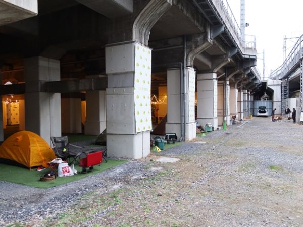 従来の高架下といえばこんな場所が一般的だった。それがここ10数年で変わってきた