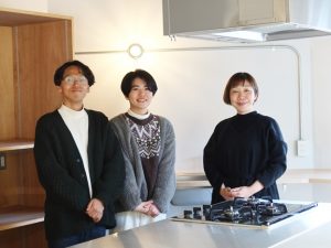 中央が高須さん、左はパートナーの和田さん。右が藤沢さん。201の大きなキッチンの前で撮影