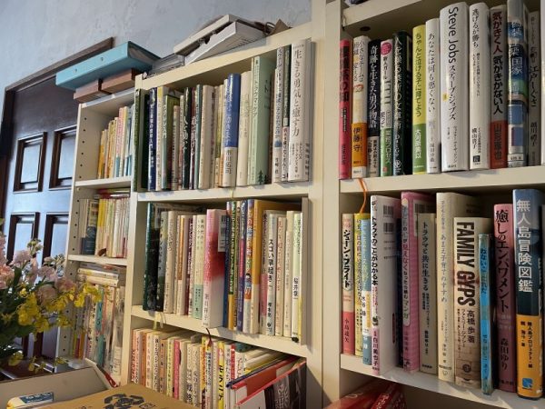 「シングルマザーの皆さんが一様に抱えるのは、孤立・孤独。シェアハウスでつながりを求めているのだと思います」と山中さん。玄関の本にはエンパワメントに関する書籍も