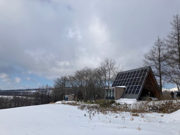 レセプション棟の屋根に取り付けられた、10kWの発電能力を持つソーラーパネル