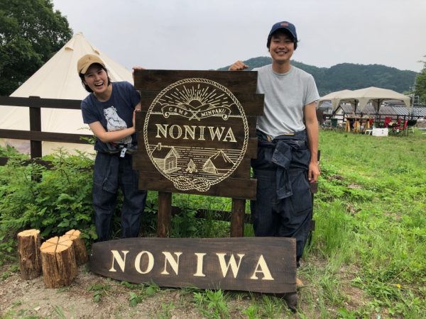 八高線「明覚駅」の駅舎はログハウス風の建物で、木材の町を象徴するようだ
