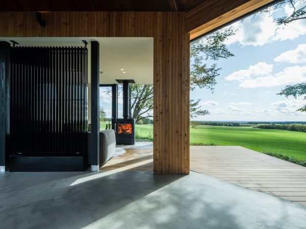 レセプション棟の屋根に取り付けられた、10kWの発電能力を持つソーラーパネル