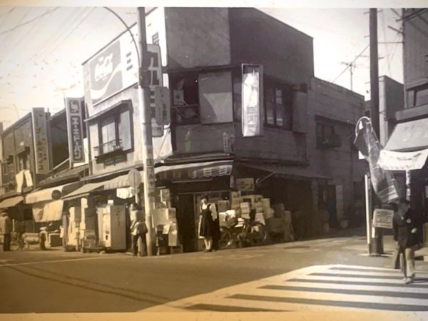 ミカワヤビルの前身となる木造２建ての店舗。これがビルに建て替わり、その後のリノベーションで現在の姿に