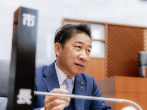 市議会議場にて(出所:松本たろう公式フェイスブック)