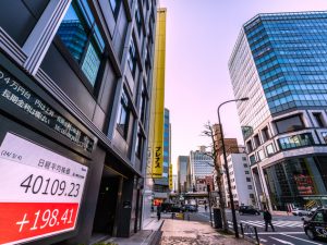 2024年3月4日、日経平均株価の終値は4万109円23銭をつけ史上初の4万円台に乗せた