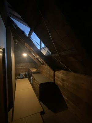 2階の納戸（写真：宮沢洋）