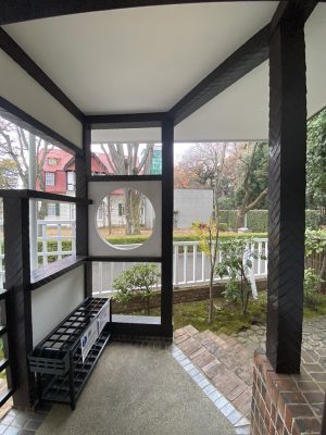 玄関前の雨よけ（写真：宮沢洋）